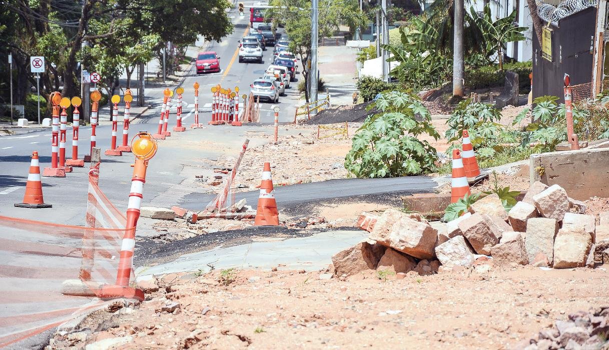 Servi&ccedil;os est&atilde;o parados desde o dia 6 de novembro devido a falhas no projeto de alargamento da via