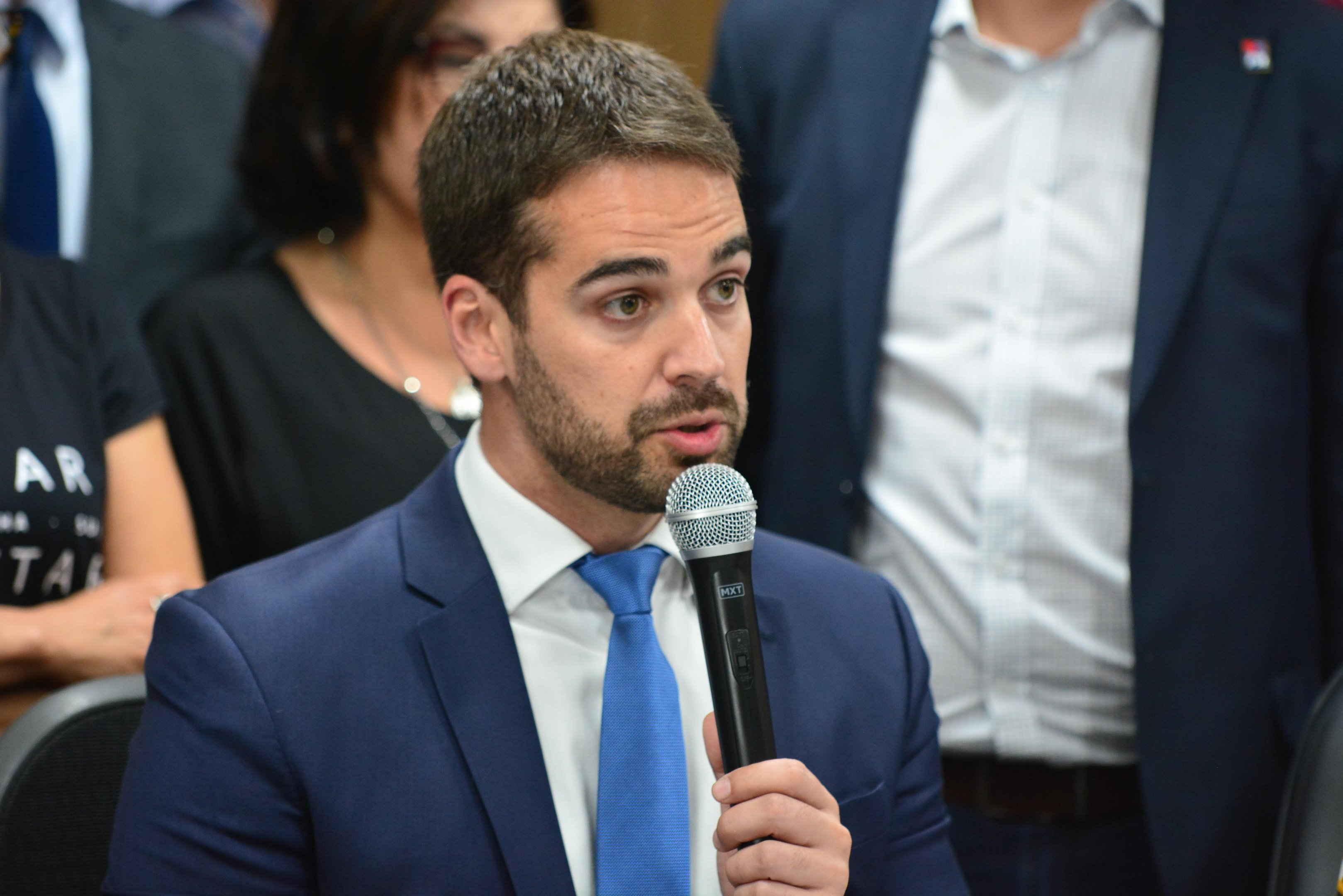 Leite disse que tem uma s&eacute;rie de espadas sobre a cabe&ccedil;a dos governadores e da popula&ccedil;&atilde;o