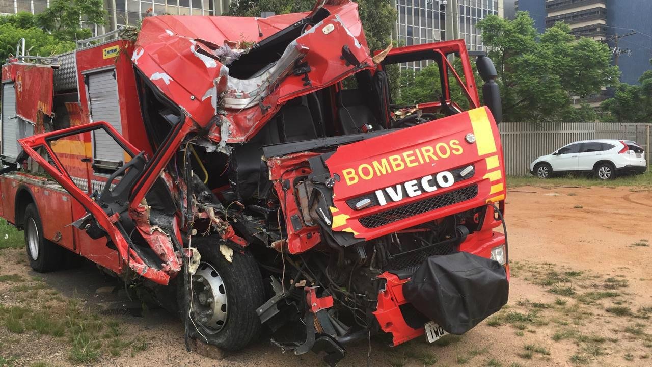 Acidente deixa tr&ecirc;s bombeiros feridos em Porto Alegre