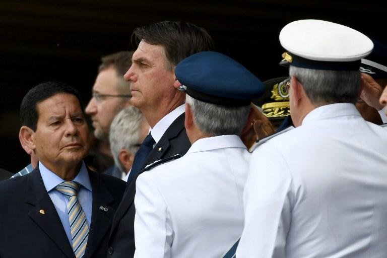 Vice-presidente, o general da reserva Hamilton Mour&atilde;o, assumir&aacute; a presid&ecirc;ncia da Rep&uacute;blica interinamente por aproximadamente quatro dias dentro de duas semanas e por mais cinco dias na virada do m&ecirc;s