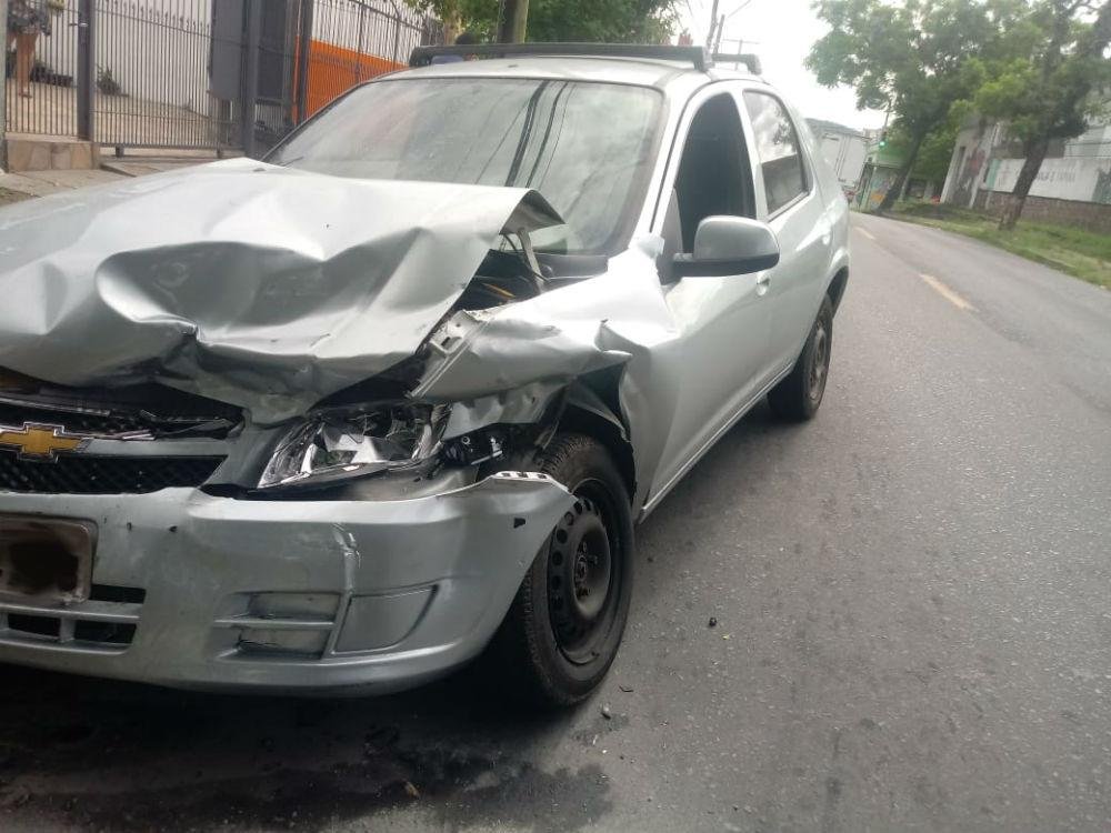 Acidente entre um Prisma e um Ecosport deixaram uma motorista desacordada