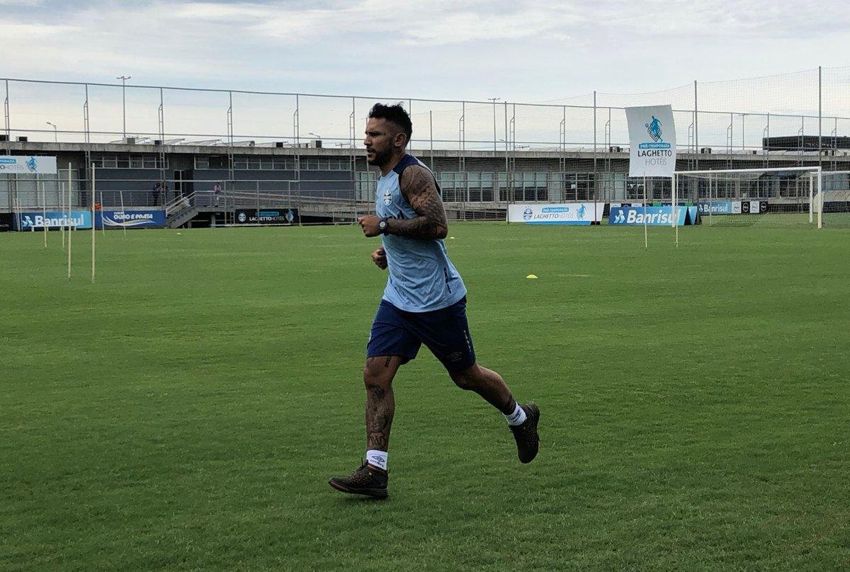 Montoya correu ao redor dos gramados do CT Luiz Carvalho