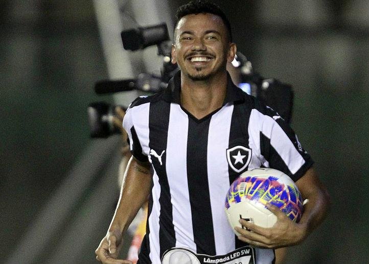 Lindoso deve ser trocado por Alex Santana e anunciado nesta segunda-feira