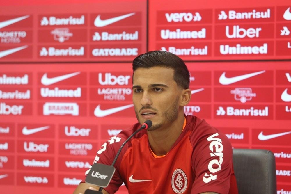 Guilherme Parede se diz vers&aacute;til e se coloca &agrave; disposi&ccedil;&atilde;o para atuar do &ldquo;meio para frente&rdquo;