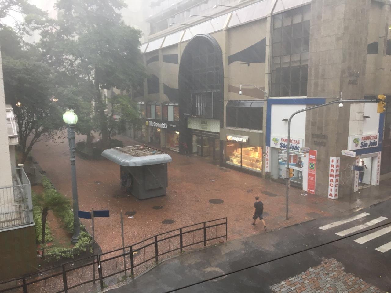 Chuva forte veio acompanhada de ventania