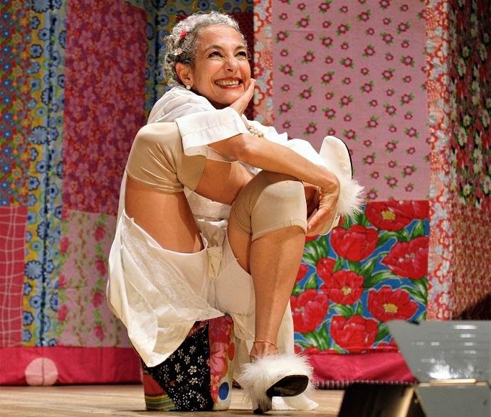 "Pois &eacute;, Vizinha", com&eacute;dia de Deborah Finocchiaro, entra em cartaz no festival desde a primeira edi&ccedil;&atilde;o