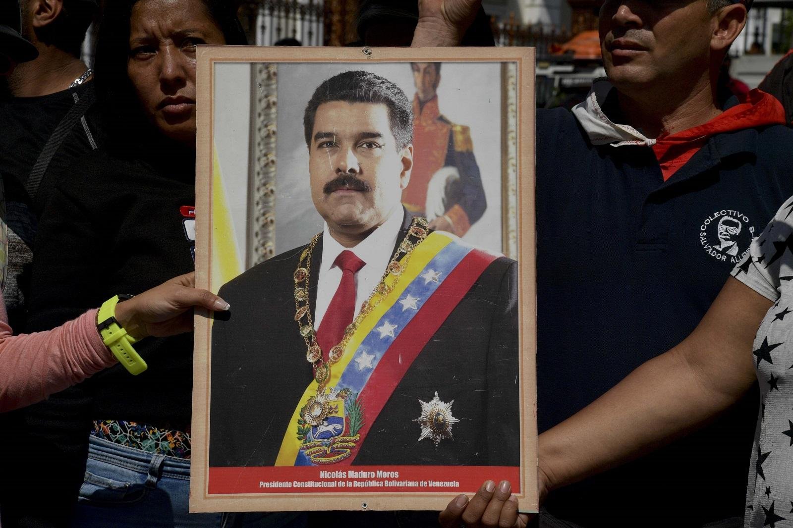 Pa&iacute;s exige que l&iacute;der venezuelano entregue poder ao parlamento