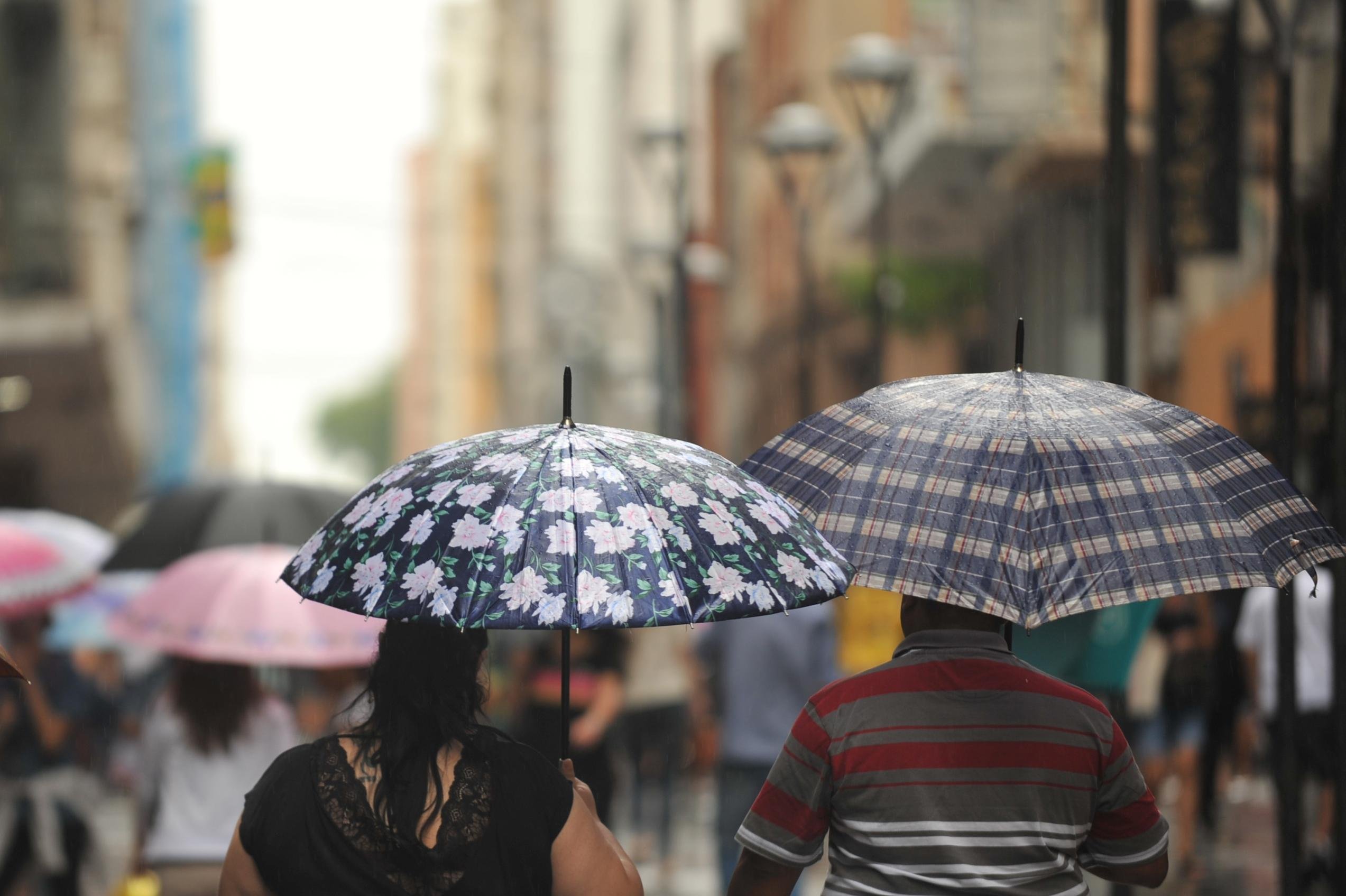 Porto Alegre ter&aacute; tempo quente e com chuva nesta ter&ccedil;a