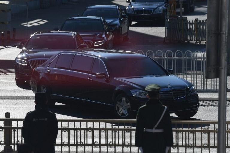 Kim Jong Un chegou acompanhado de sua esposa e de v&aacute;rios dignit&aacute;rios