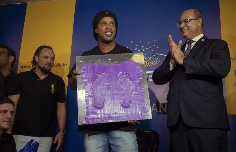No Rio, Ronaldinho Ga&uacute;cho &eacute; homenageado na Cal&ccedil;ada da Fama do Maracan&atilde;