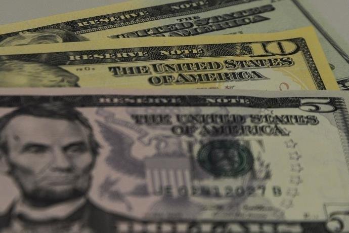 D&oacute;lar fecha em queda e Bolsa bate novo recorde, com alta de 0,36%