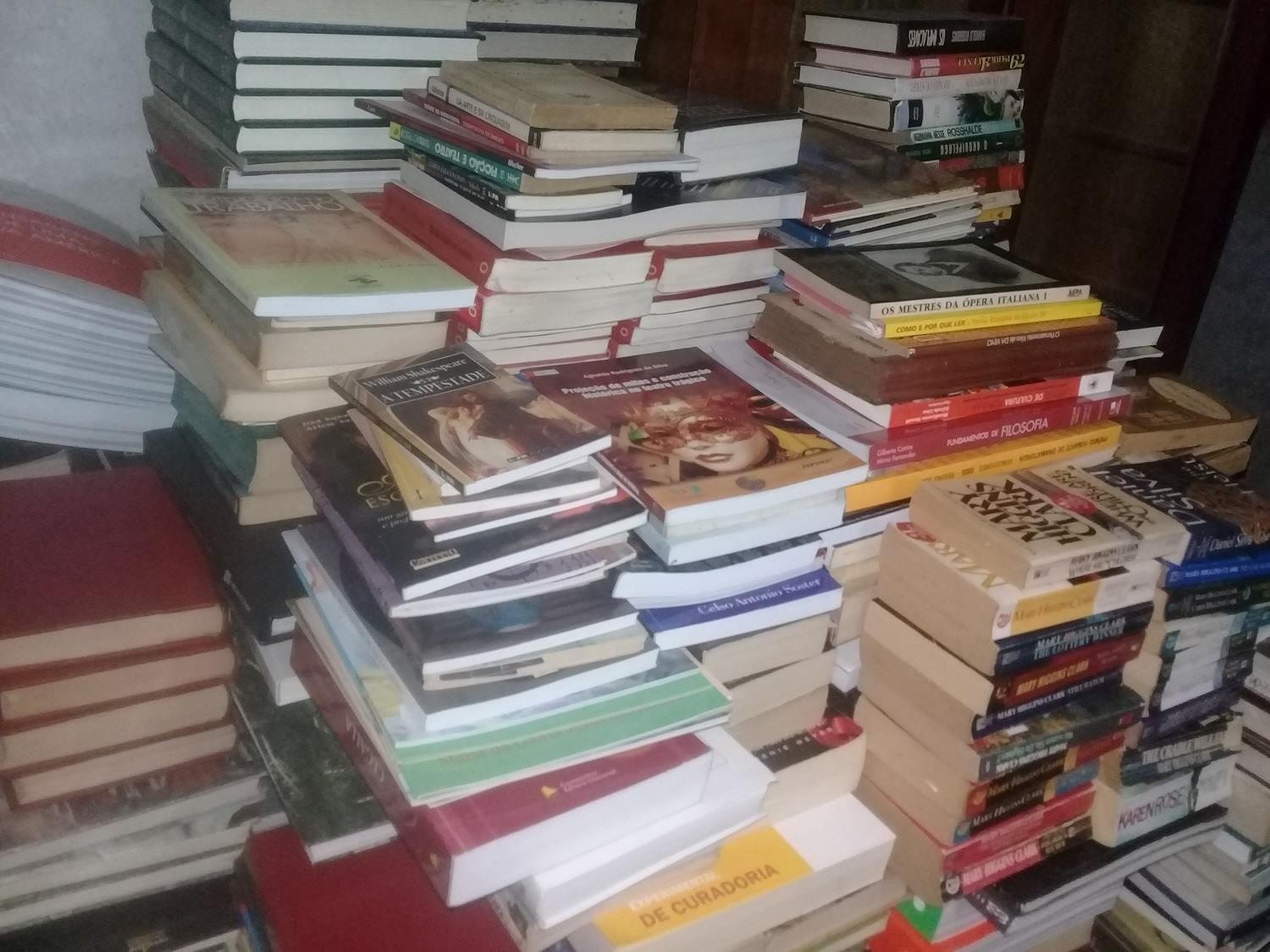 Exemplares distribu&iacute;dos s&atilde;o provenientes de doa&ccedil;&otilde;es recebidas pela biblioteca, n&atilde;o incorporadas ao acervo