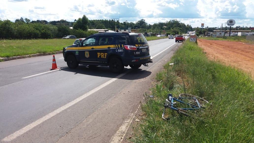 Idoso andava de bicicleta quando foi atingido por camionete