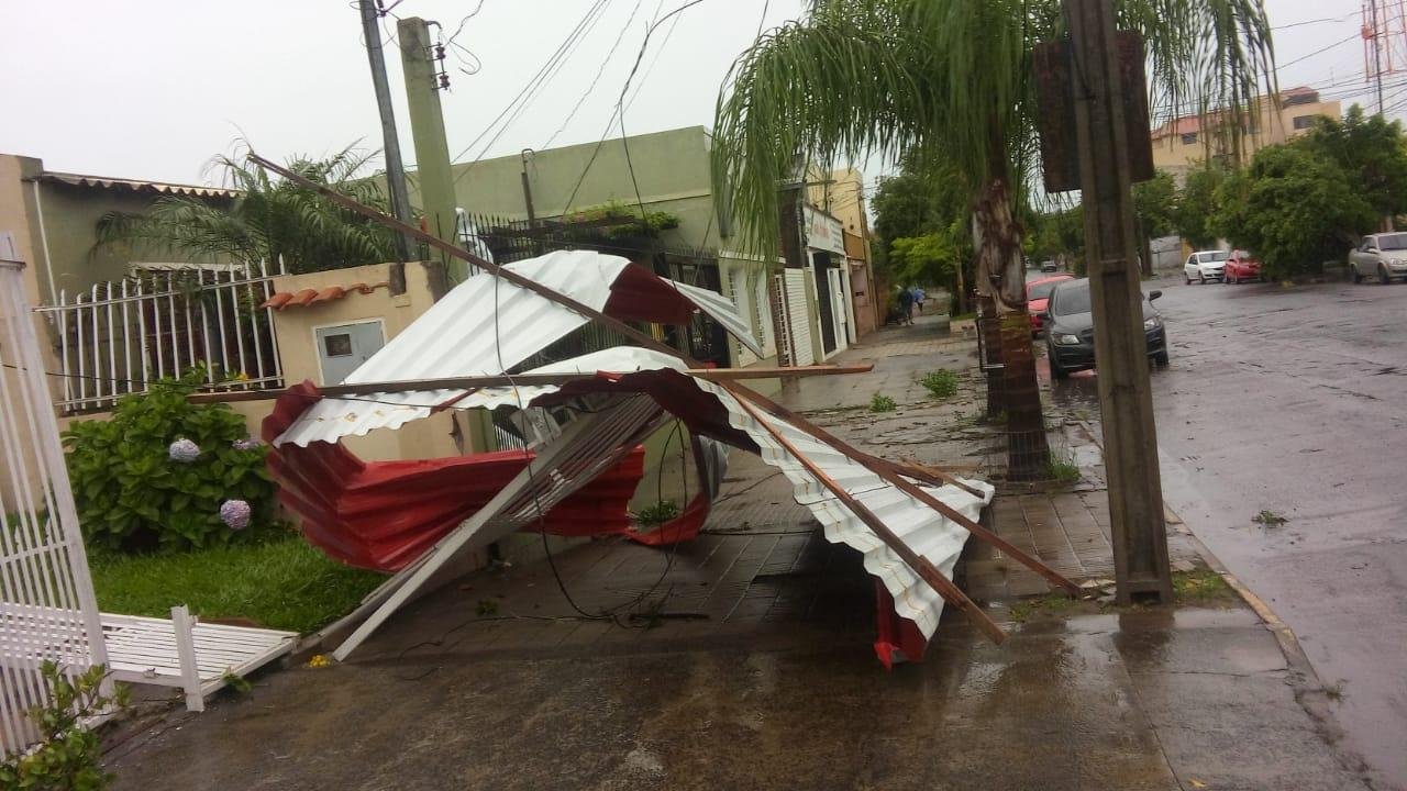 A chuva e o vento provocaram destelhamento de casas