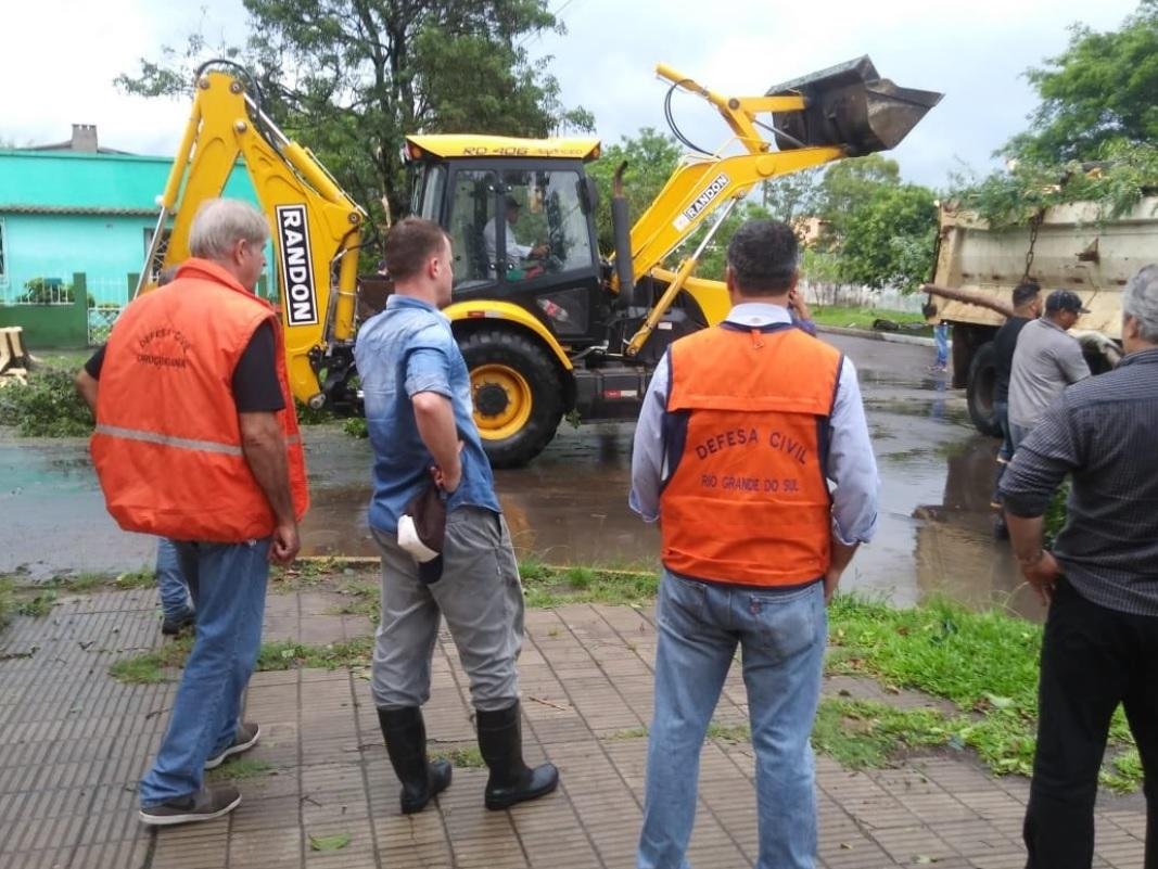 Leite disponibiliza &oacute;rg&atilde;os estaduais para regi&atilde;o afeta por chuvas