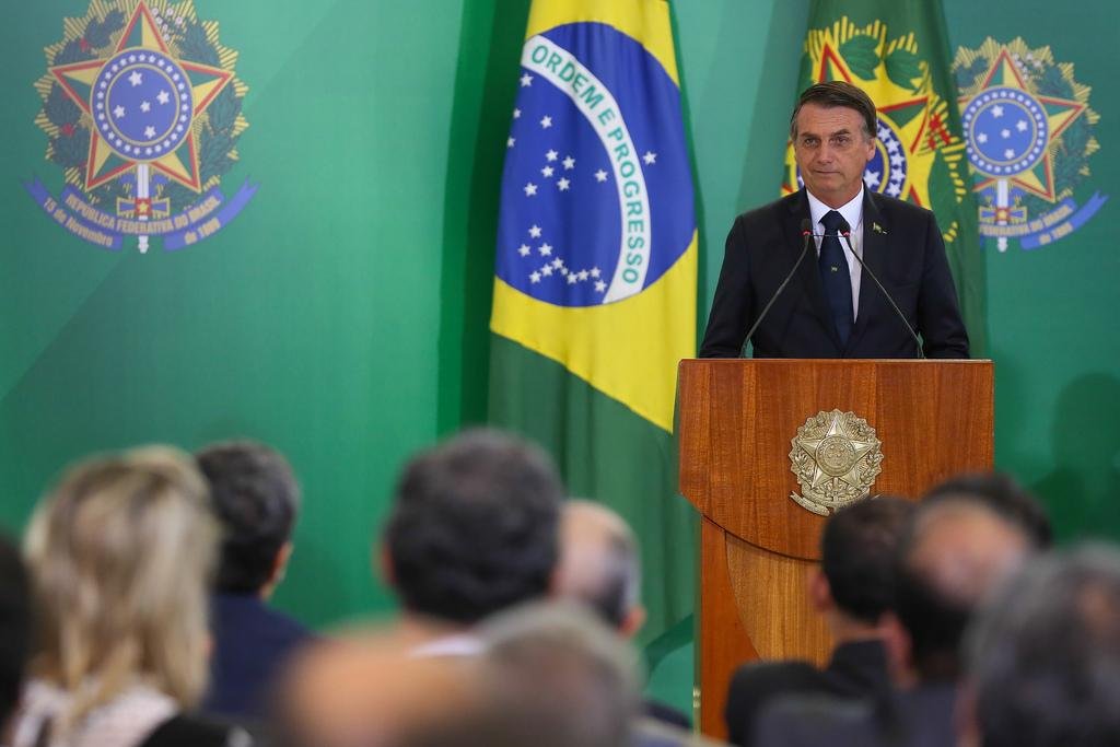 Governo Bolsonaro passa a admitir livros educacionais com erros e publicidade