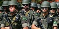 No Brasil, os militares se aposentam com o salário integral após 30 anos de serviços prestados