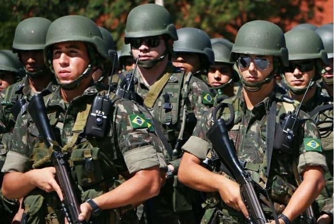 No Brasil, os militares se aposentam com o sal&aacute;rio integral ap&oacute;s 30 anos de servi&ccedil;os prestados