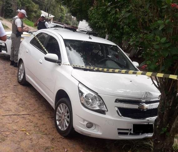 Homem &eacute; encontrado morto dentro de carro em Viam&atilde;o