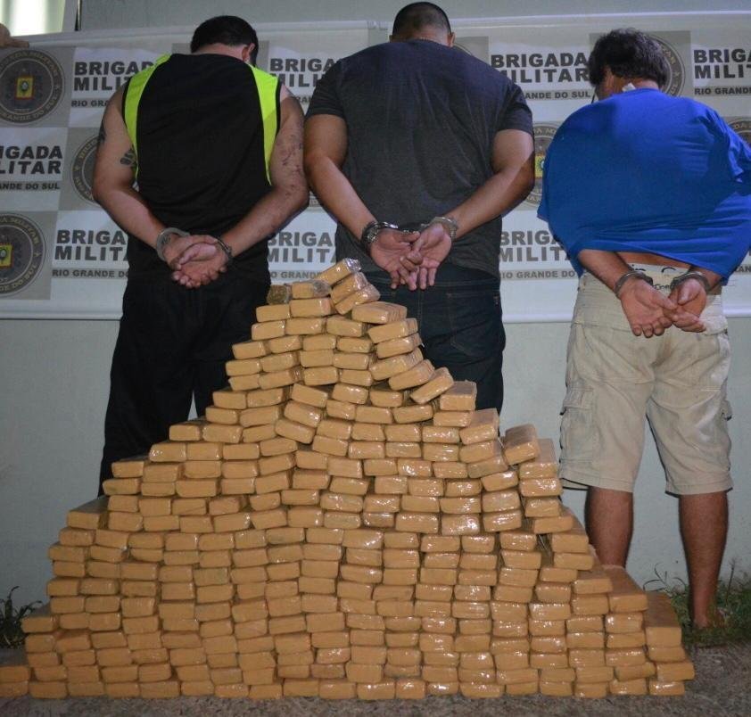 BM prende tr&ecirc;s traficantes e recolhe mais de 100 kg de maconha em S&atilde;o Leopoldo