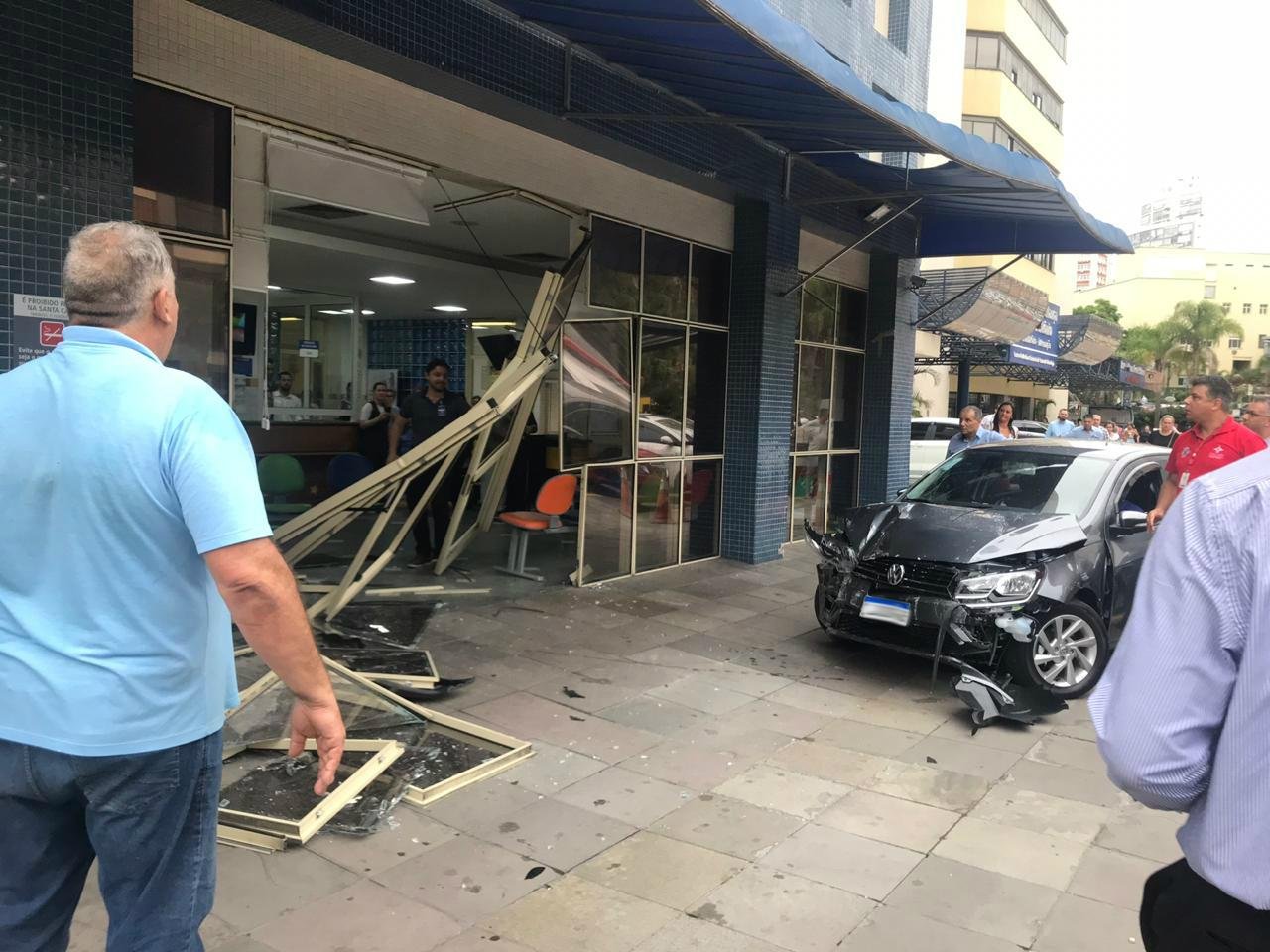 Carro invade sala de emerg&ecirc;ncia do Hospital da Crian&ccedil;a Santo Ant&ocirc;nio