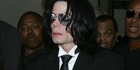 Registro de Michael Jackson deixando o tribunal em 2005, após ser absolvido das acusações de abuso sexual infantil 