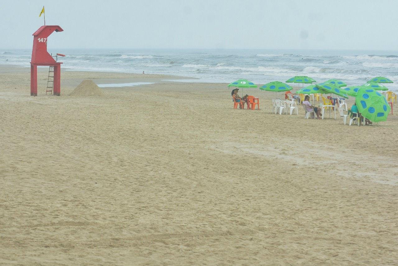 Garoa fina afasta veranistas da beira do mar no Litoral Norte