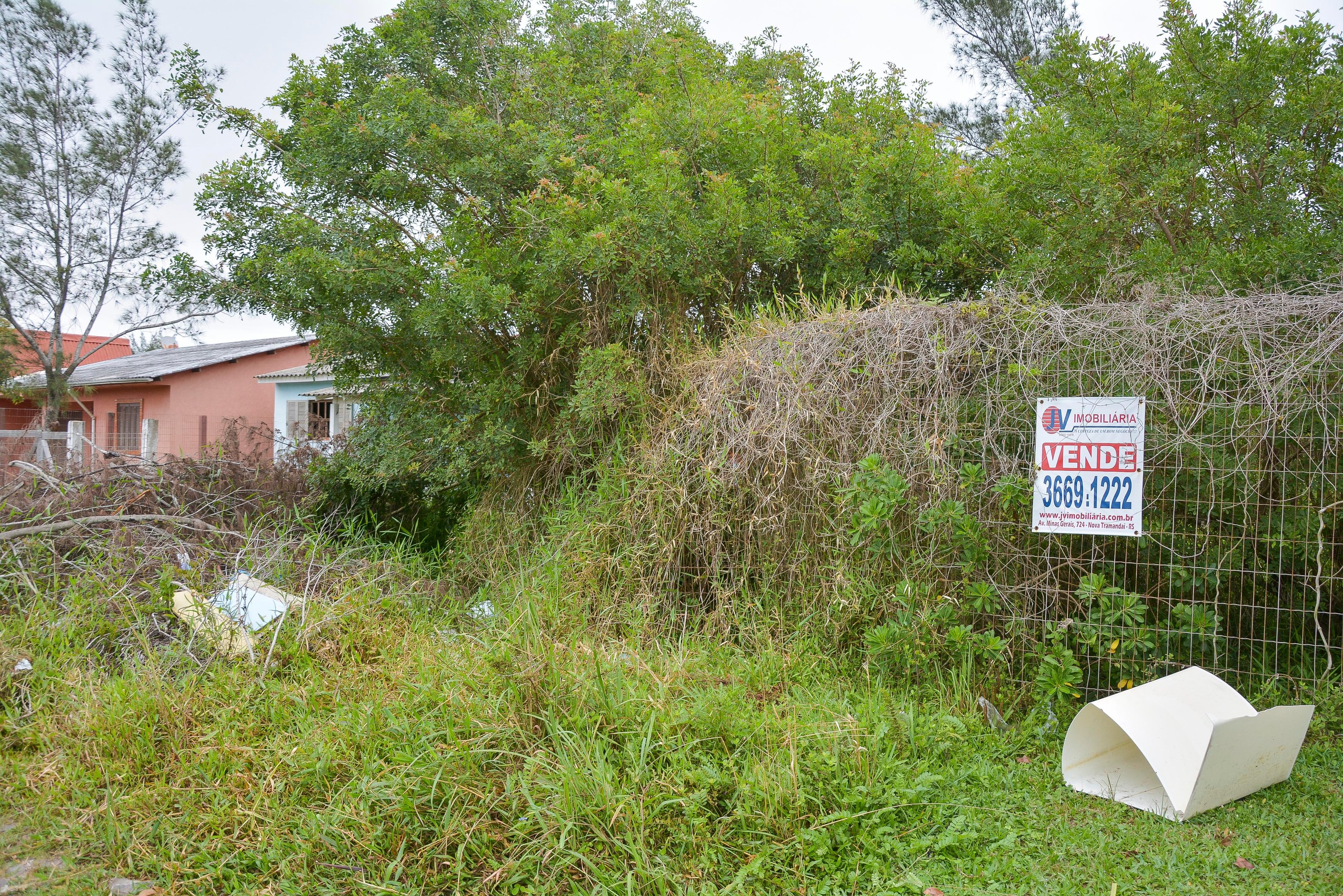 Terrenos viram dep&oacute;sito de lixo e entulhos em Tramanda&iacute; Sul