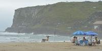 Na Praia da Cal, em Torres, algumas pessoas decidiram enfrentar o mau tempo