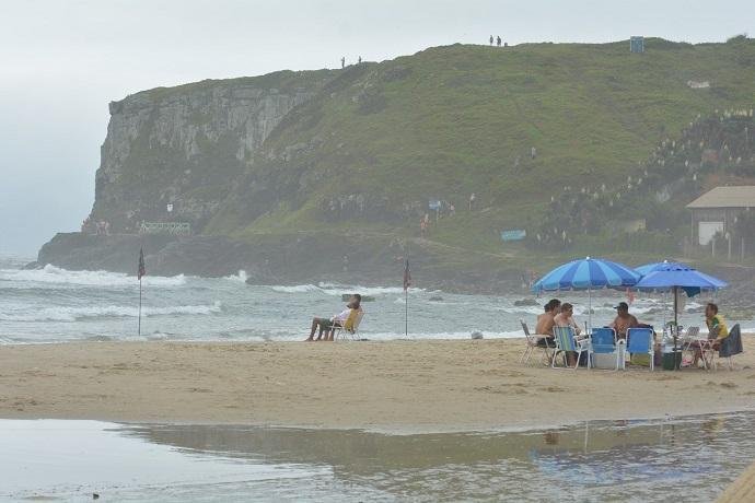 Na Praia da Cal, em Torres, algumas pessoas decidiram enfrentar o mau tempo