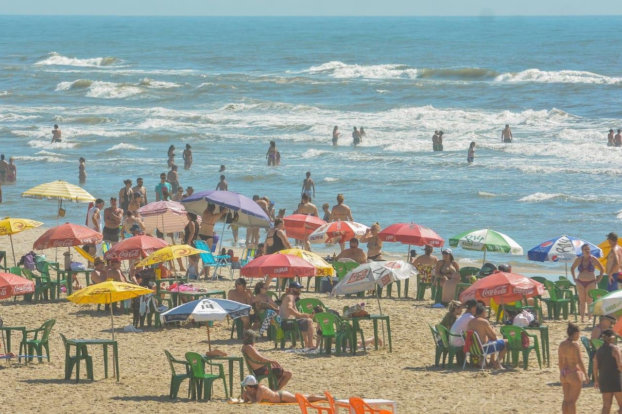 Praia estava movimentada logo no in&iacute;cio do dia em Imb&eacute;