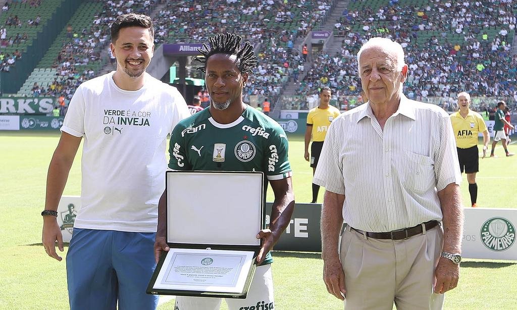 Estrela da partida, o ex-jogador marcou dois gols e acertou duas bolas no travess&atilde;o