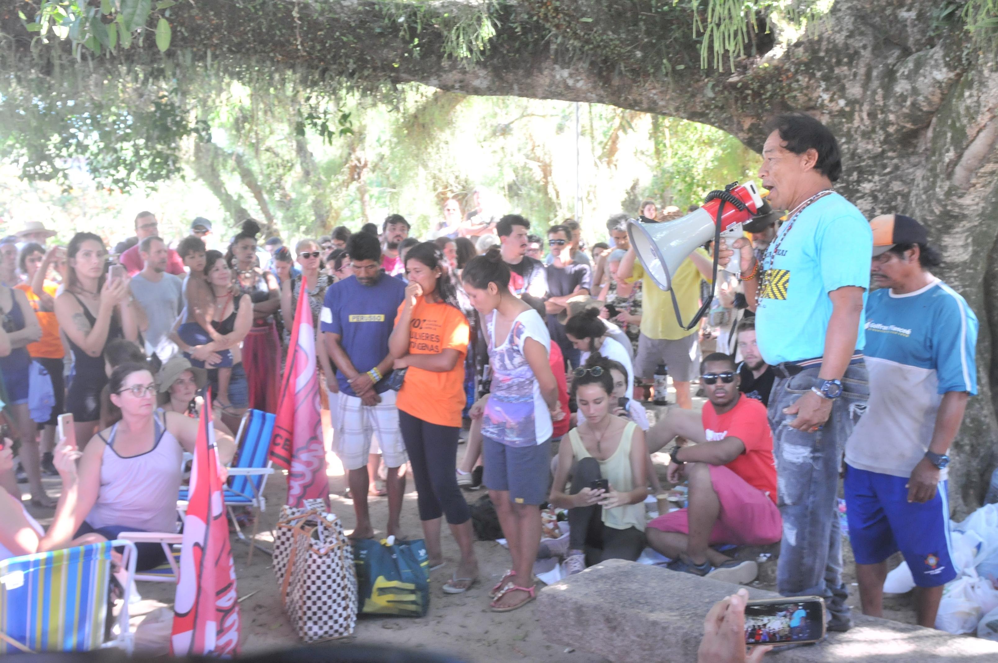 Manifesta&ccedil;&atilde;o na zona Sul reuniu cerca de 100 pessoas neste domingo