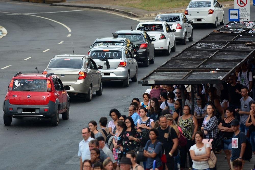 Centenas de motoristas de aplicativo protestam por mais seguran&ccedil;a