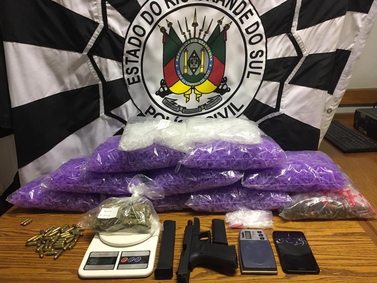Houve tamb&eacute;m o recolhimento de uma pistola calibre 9mm, 45 cartuchos de muni&ccedil;&atilde;o e 248 gramas de maconha