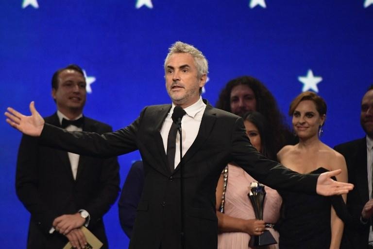 Alfonso Cuar&oacute;n recebe o pr&ecirc;mio de melhor filme