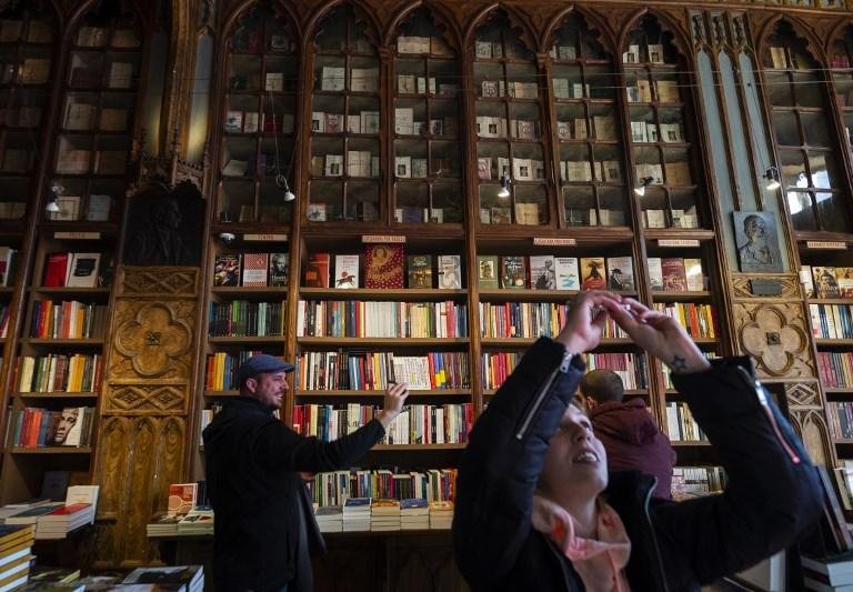 Atualmente, livraria cobra 5 euros para o acesso e vende, em m&eacute;dia, 1.200 livros por dia