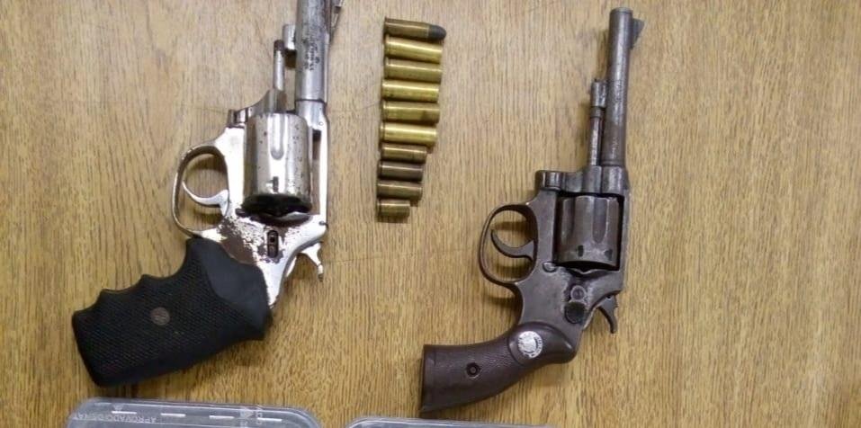 Houve a apreens&atilde;o de dois rev&oacute;lveres calibres 32 e 38, al&eacute;m de muni&ccedil;&atilde;o