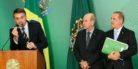 Bolsonaro, Azevedo e Onyx durante cerimônia de assinatura do decreto que flexibiliza a posse de armas no país