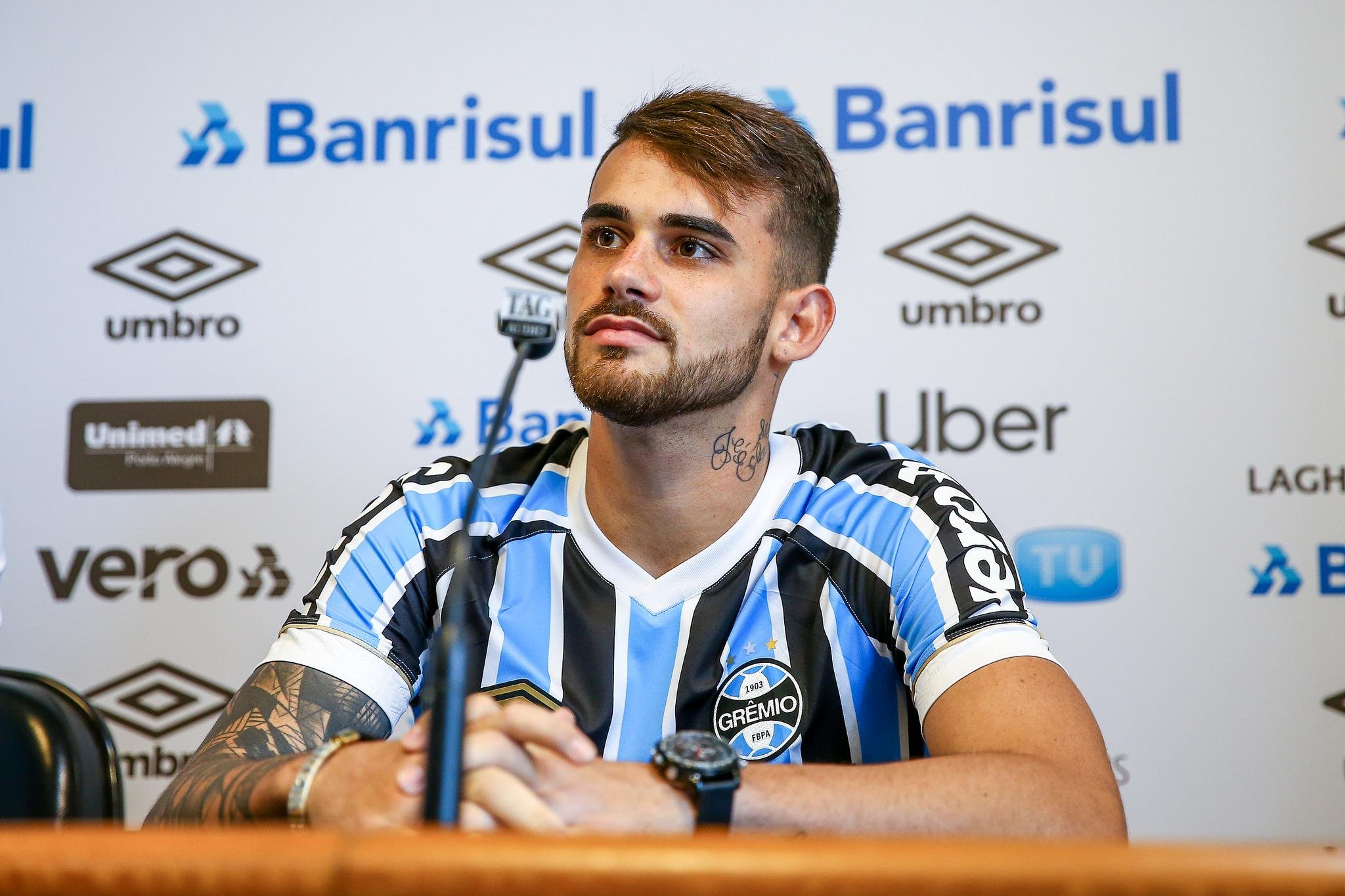 Centroavante vai atuar com o n&uacute;mero 47 e destacou que  "bateu o p&eacute;" para jogar no Gr&ecirc;mio