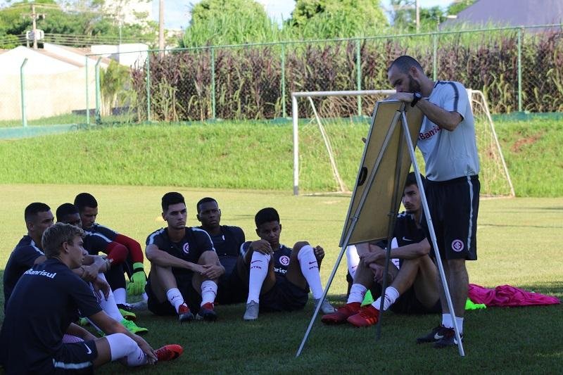 Ricardo Grosso n&atilde;o resistiu a derrota por 5 a 0 para o Guarani