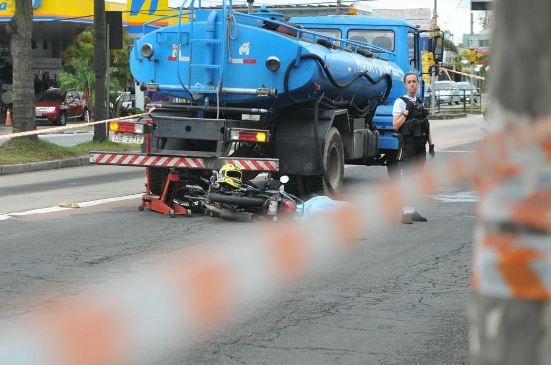 Colis&atilde;o traseira foi registrada na avenida Bento Gon&ccedil;alves	