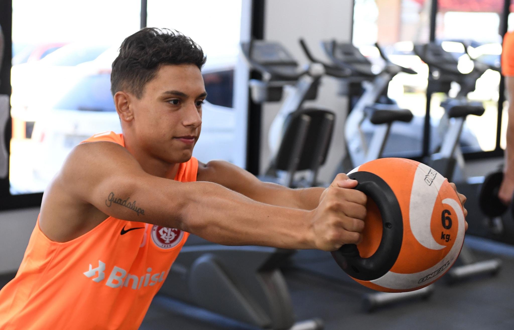 Sarrafiore sofre pancada no joelho esquerdo e deixa treino antes do final