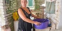 Dona de casa Tatiane da Silva Abrantes enche pelo menos quatro galões para não ficar sem água