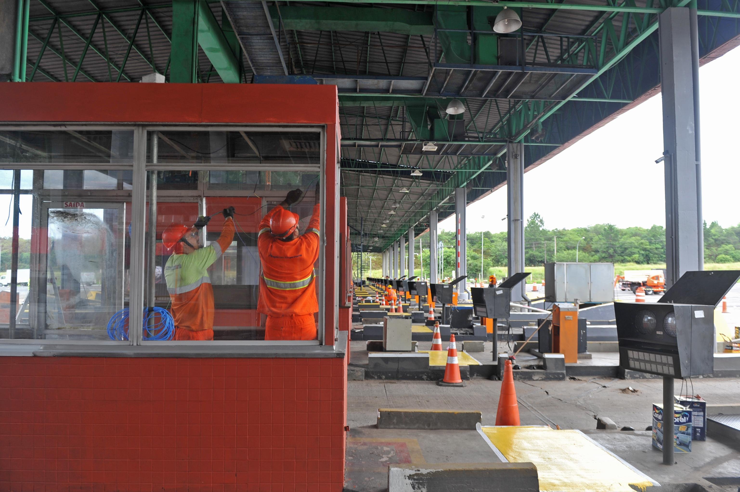 100 trabalhadores est&atilde;o envolvidos na remodelagem das 27 cabines de cobran&ccedil;a no ped&aacute;gio de Gravata&iacute;