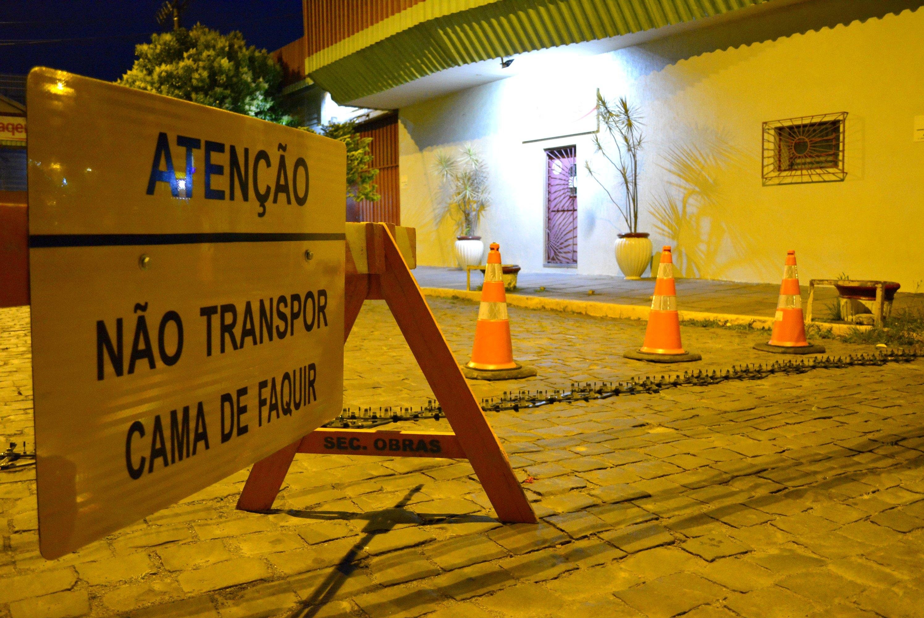 O equipamento &eacute; acompanhado de cones e de uma placa de sinaliza&ccedil;&atilde;o