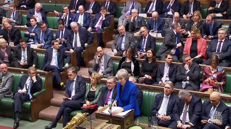Caos do Brexit se agrava com mo&ccedil;&atilde;o de censura contra Theresa May