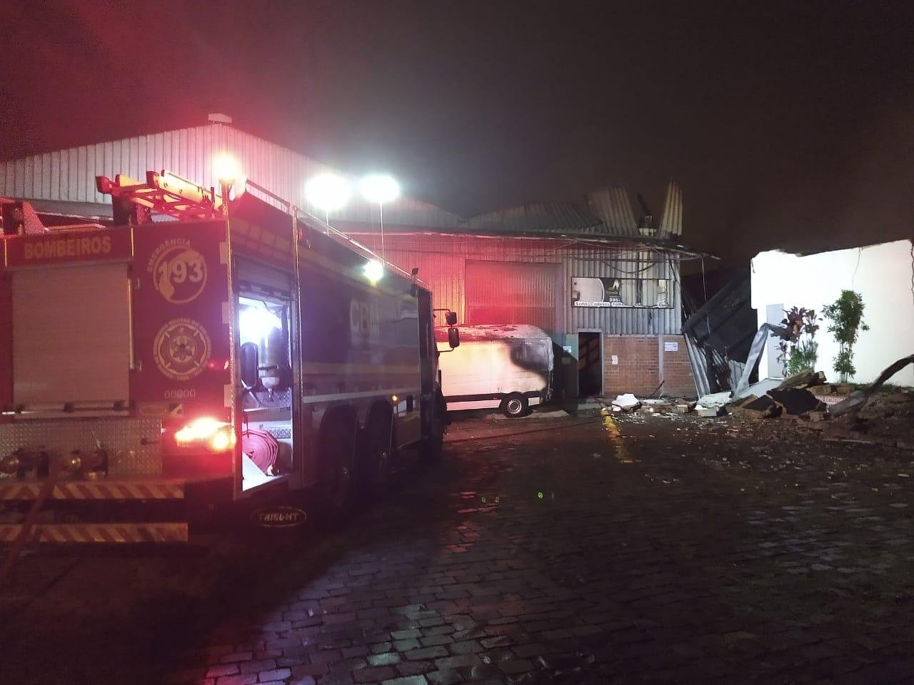 Inc&ecirc;ndio destr&oacute;i tr&ecirc;s pavilh&otilde;es em Bento Gon&ccedil;alves