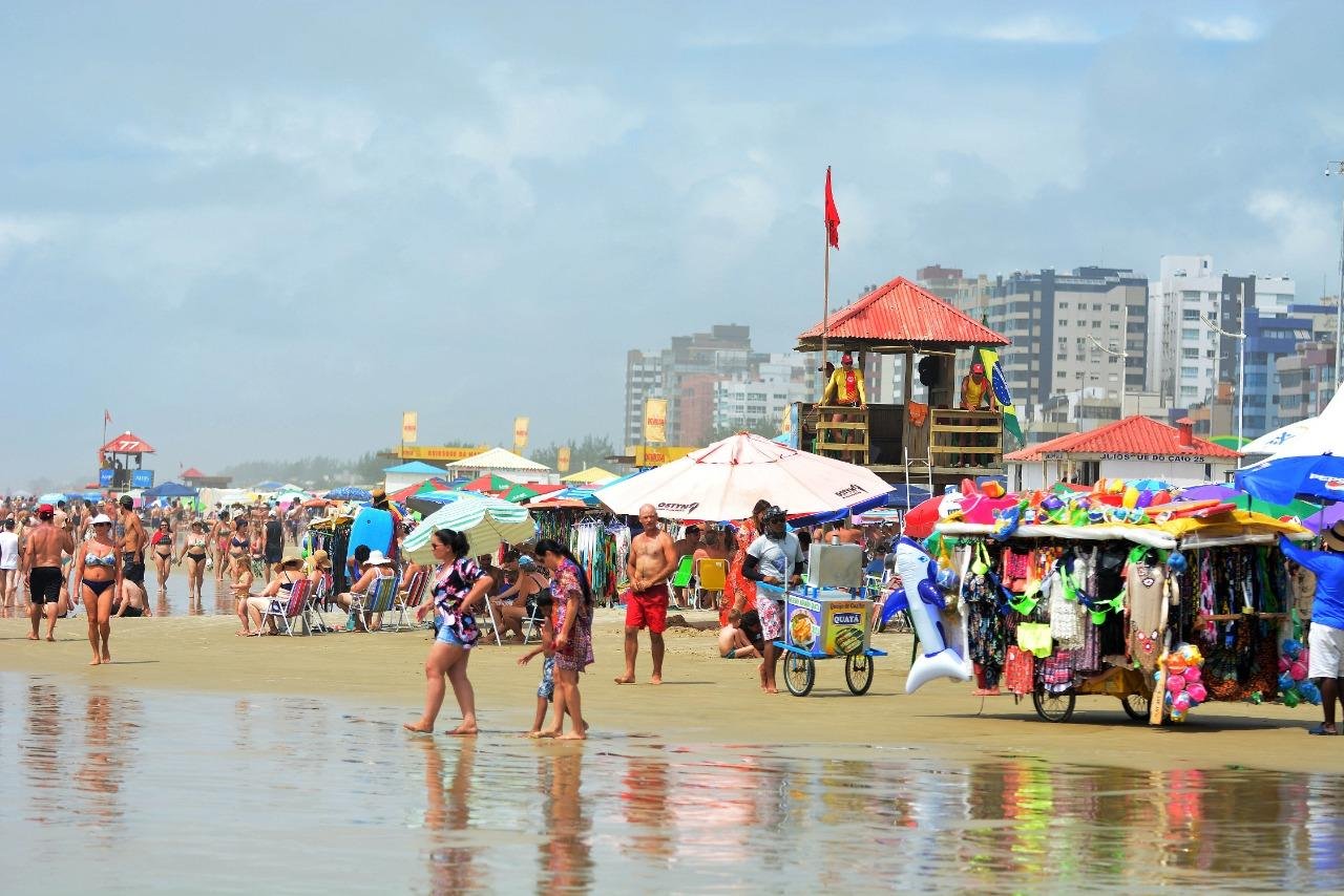 Praia ficou lotada neste domingo
