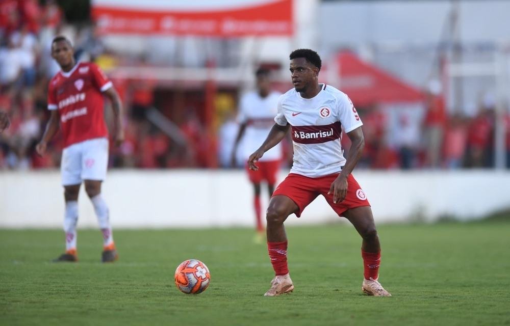 Volante Rithely comemorou emocionado retorno aos gramados